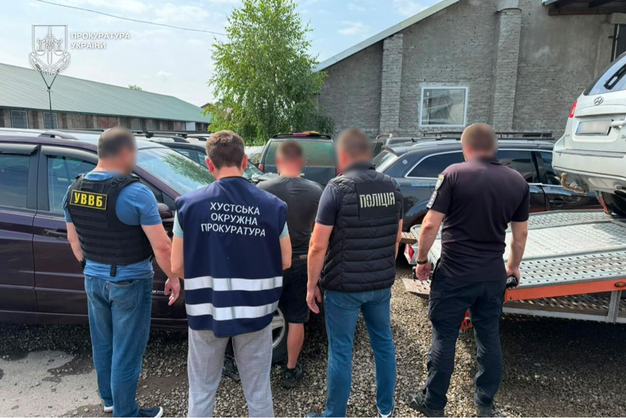 Продавав авто для ЗСУ та намагався втекти: на Закарпатті затримали власника СТО