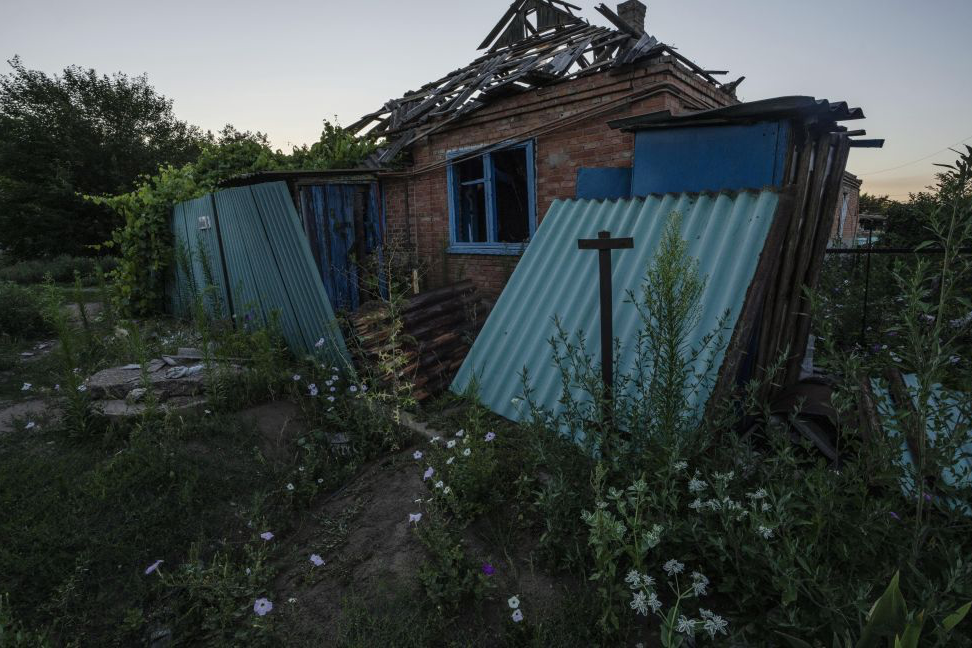 Окупанти обстріляли село на Харківщині: є загиблий та поранений