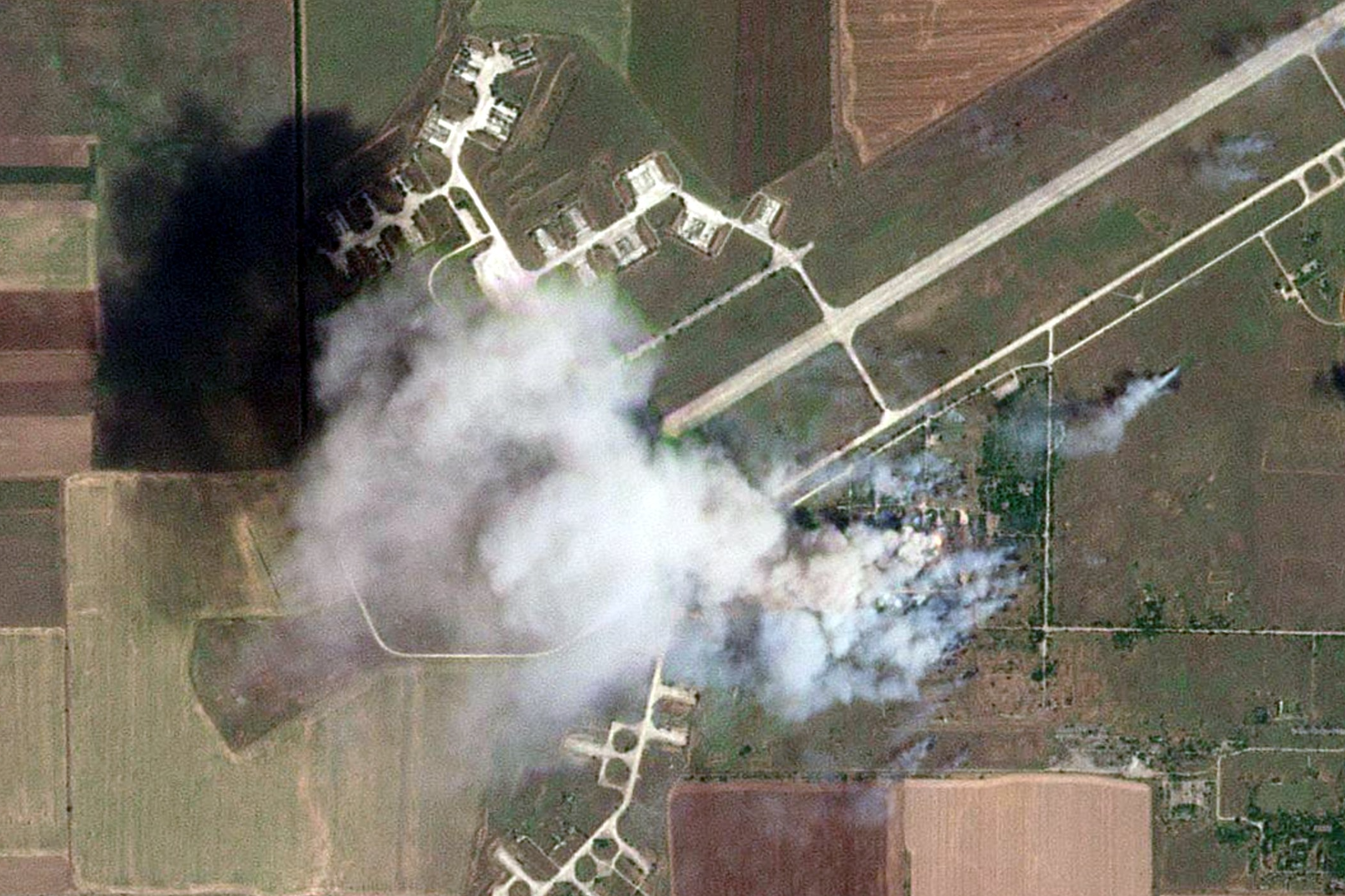Супутник зафіксував наслідки удару ЗСУ по аеродрому в Октябрському (фото)