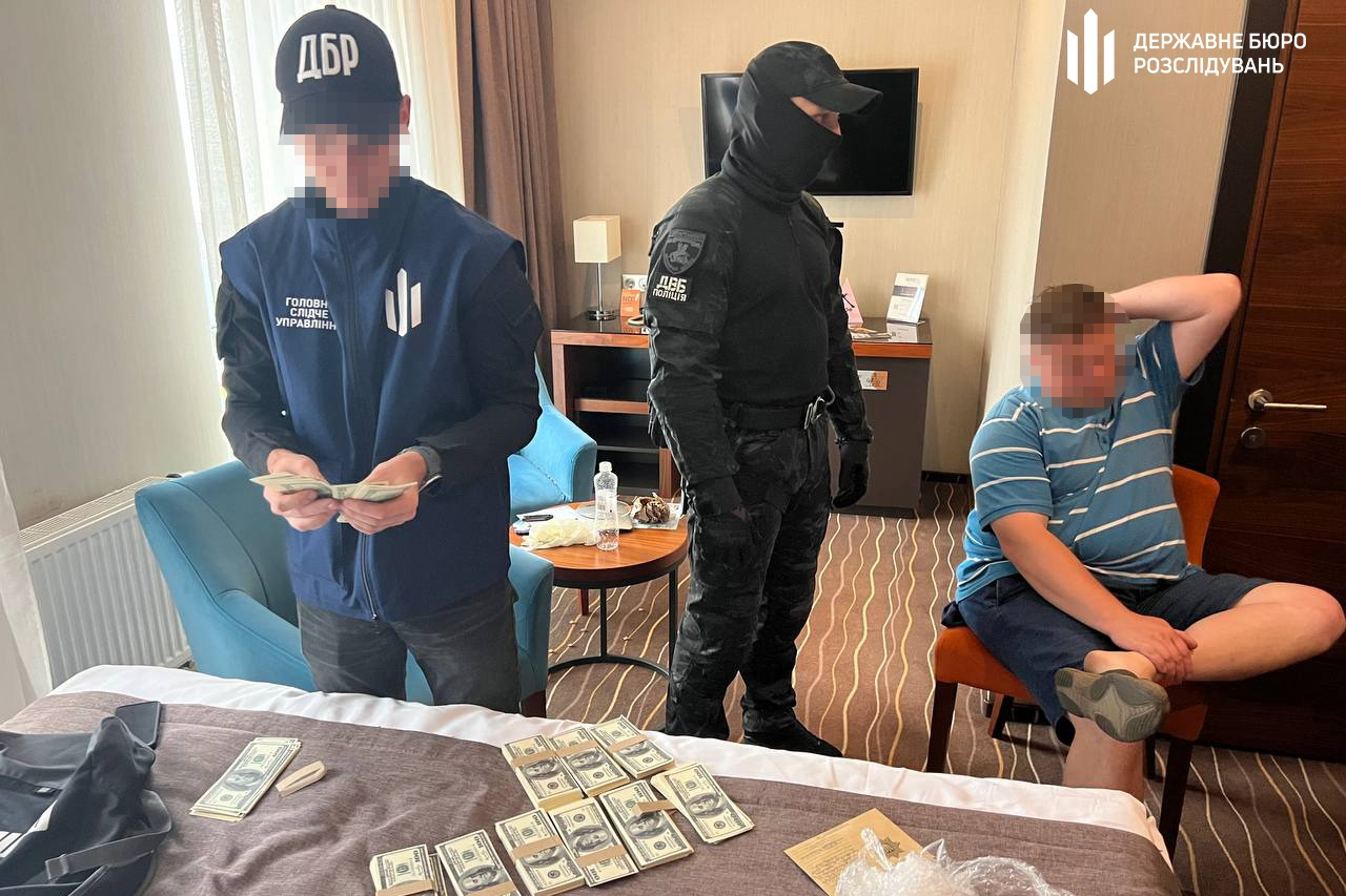 Експоліцейський налагодив постачання кокаїну з Еквадору до України — ДБР