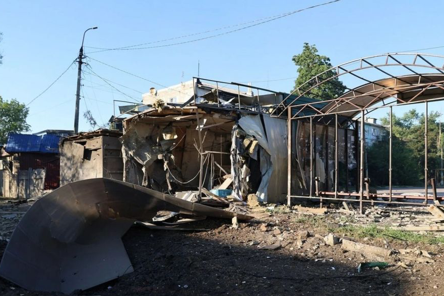 Окупанти скинули бомбу на зупинку з людьми у Мирнограді на Донеччині (відео)