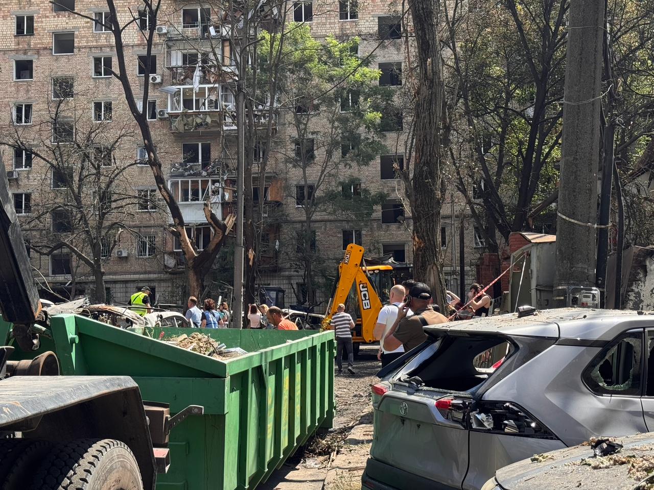 Пошкоджена багатоповерхівка біля Французького кварталу та Бульвару Фонтанів після атаки на Київ 2 липня