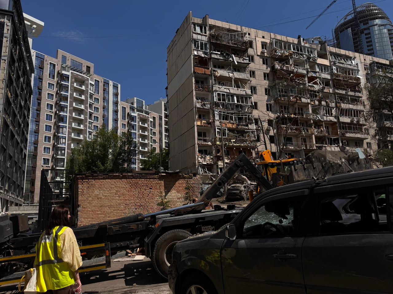 Пошкоджена багатоповерхівка біля Французького кварталу та Бульвару Фонтанів після атаки на Київ 2 липня