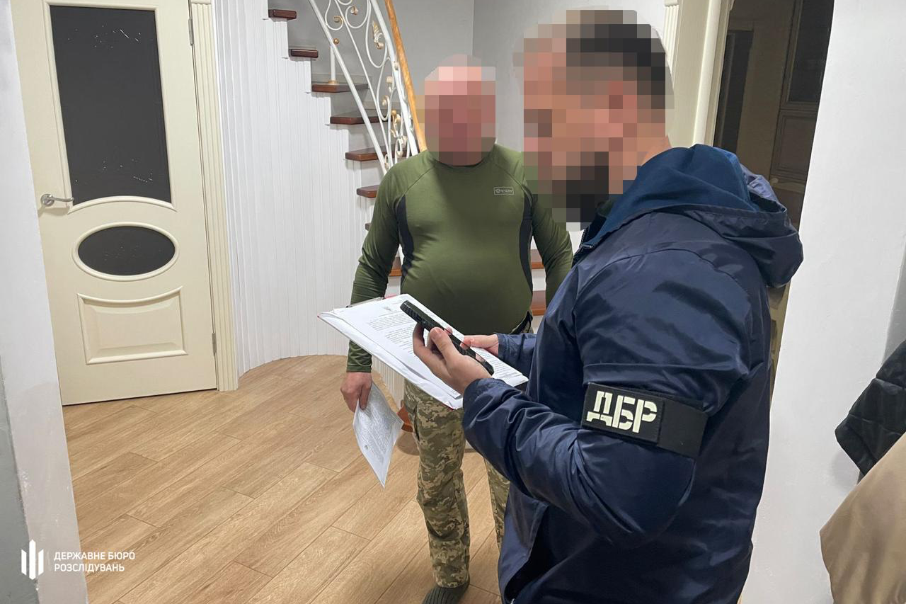 Клали бруківку й ставили пам'ятники замість служби: заступника командира засудили за експлуатацію військових - ВІДЕО