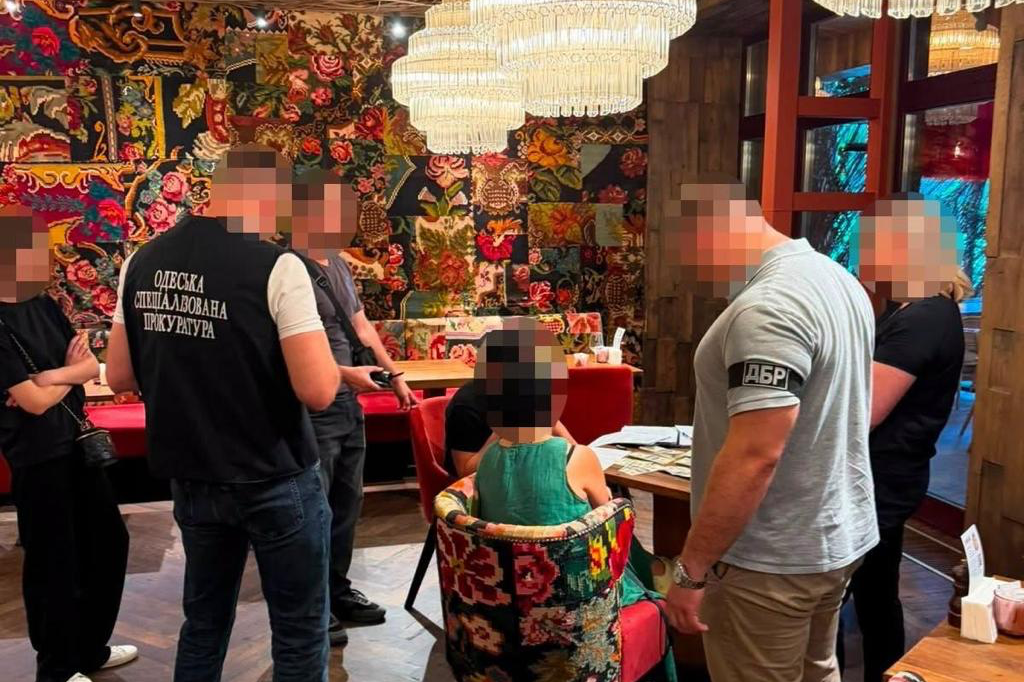 11 тис. доларів за інвалідність і відстрочку: в Одесі затримали службовицю ТЦК