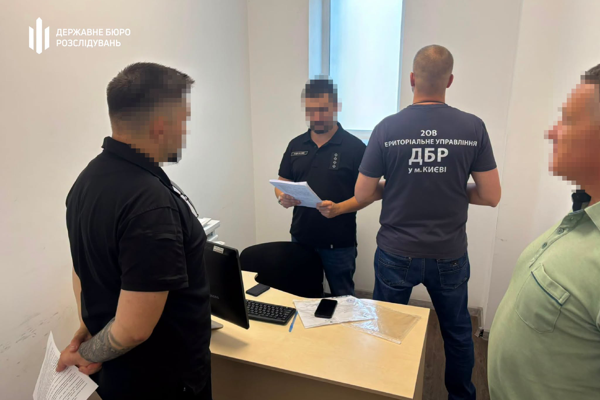ДБР про перші результати масових обшуків у ТЦК: У Києві оператор ТЦК за $2,5 тис. знімав із розшуку