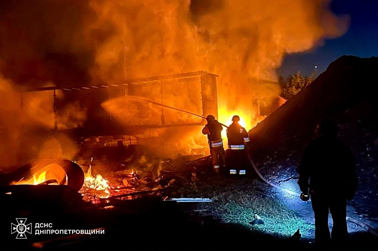 135 дронів і 10 ракет: Росія вночі атакувала Україну, балістика влучила по Києву