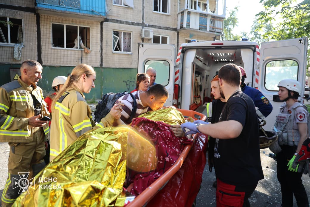 Нічна атака РФ на Київ: 13 загиблих, понад 30 поранених, під завалами ще можуть бути люди