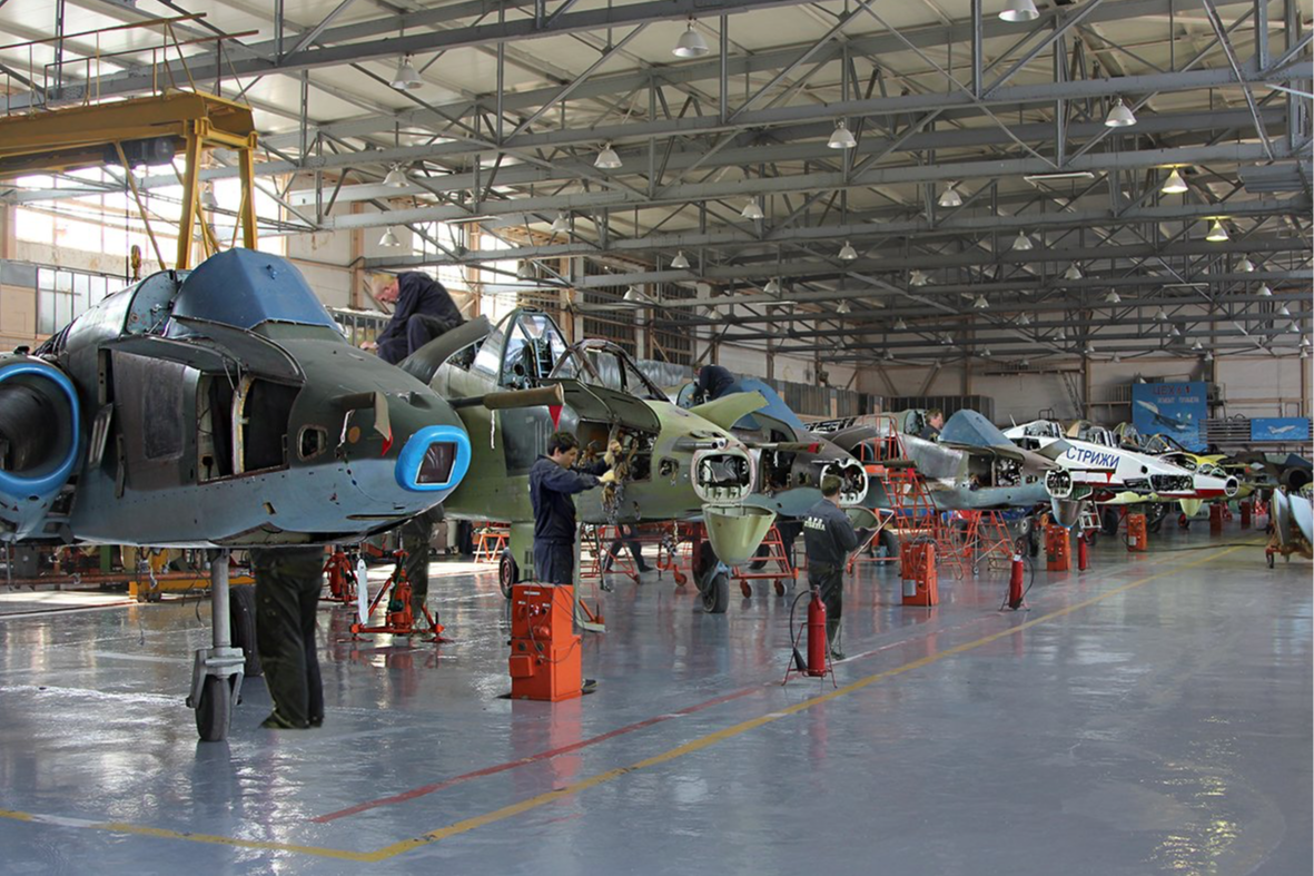 Білоруські фахівці допомагають відновлювати військові літаки рф — розвідка