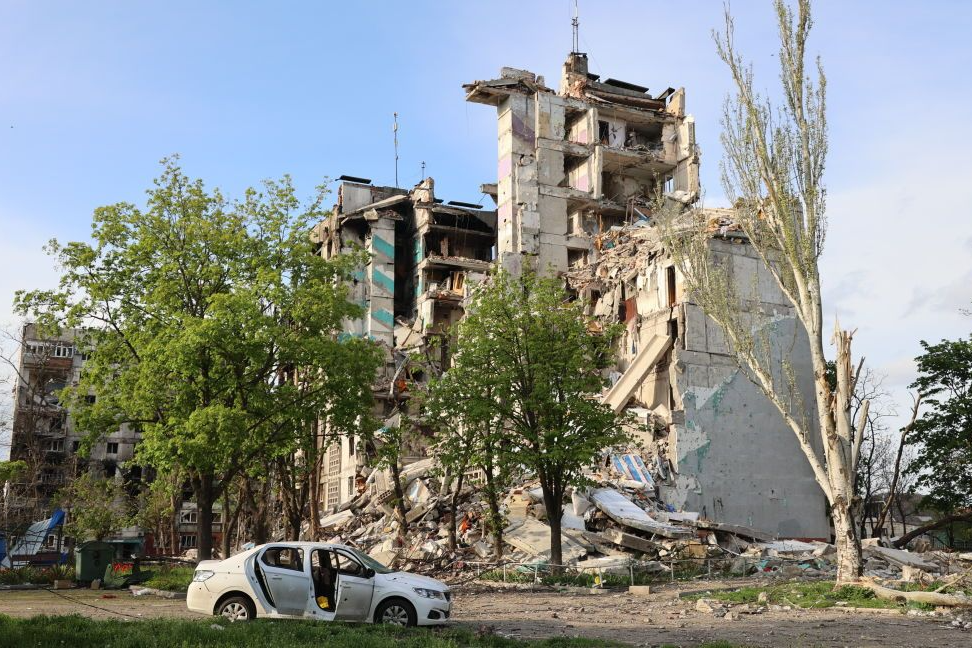 У Маріуполі окупанти зносять зруйновані будинки, а у вцілілі заселяють російських будівельників (відео)