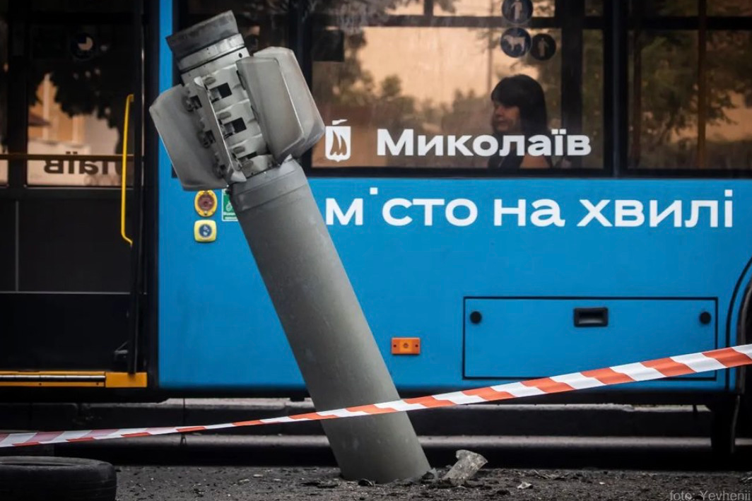 Нічний обстріл Миколаєва: одна з ракет влетіла у квартиру (фото)