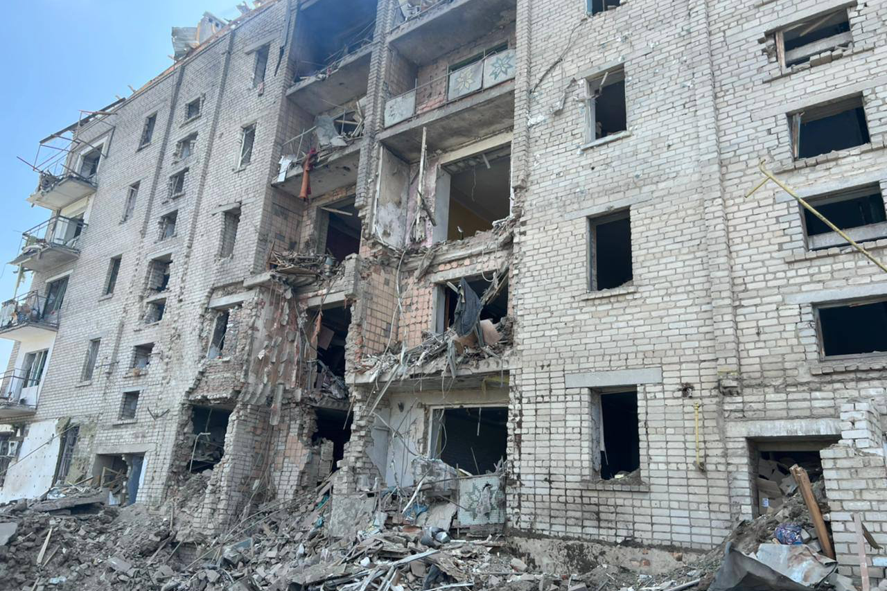 Росіяни вдарили по багатоповерхівці на Миколаївщині: дев’ять поранених