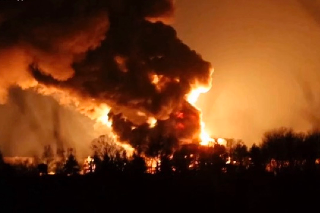 В окупованій Макіївці горить нафтобаза росіян (відео)