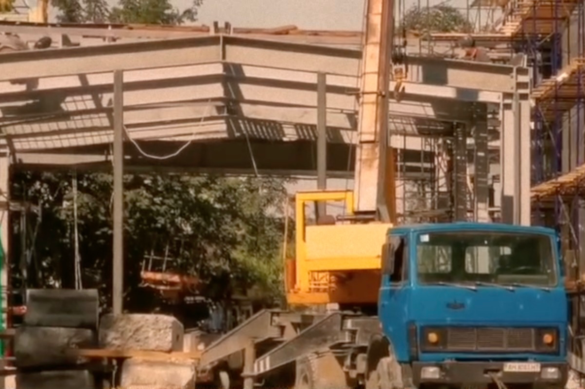 «Трибунал» над полоненими в Маріуполі: окупанти будують гараж для прийому автозаків (відео)