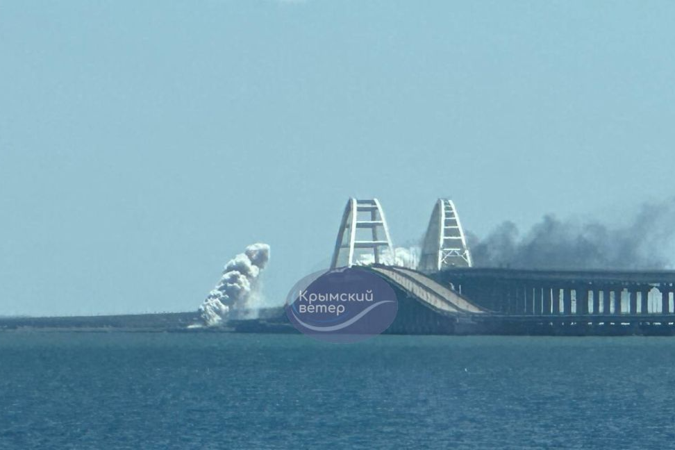 На Кримському мосту знову трапилася «бавовна» (фото, відео)