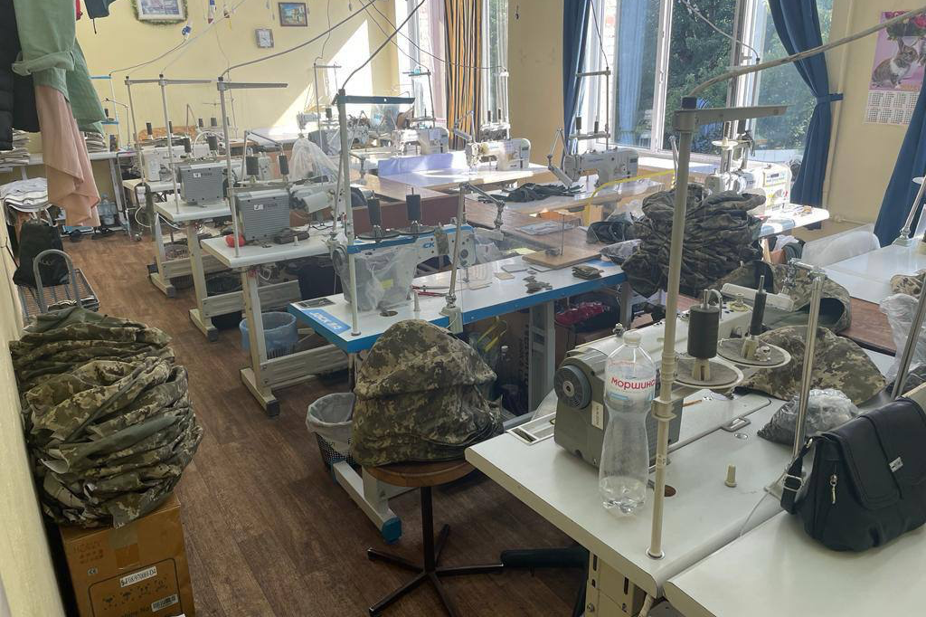 Поставив неякісної форми для ЗСУ на 35 млн грн: директору швейної фабрики оголосили підозру (фото)