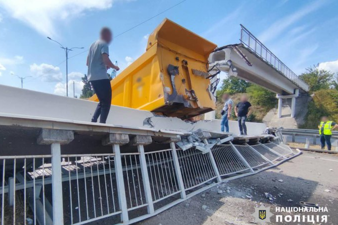 На трасі «Київ — Одеса» вантажівка знесла пішохідний міст, він обвалився на проїжджу частину (фото)