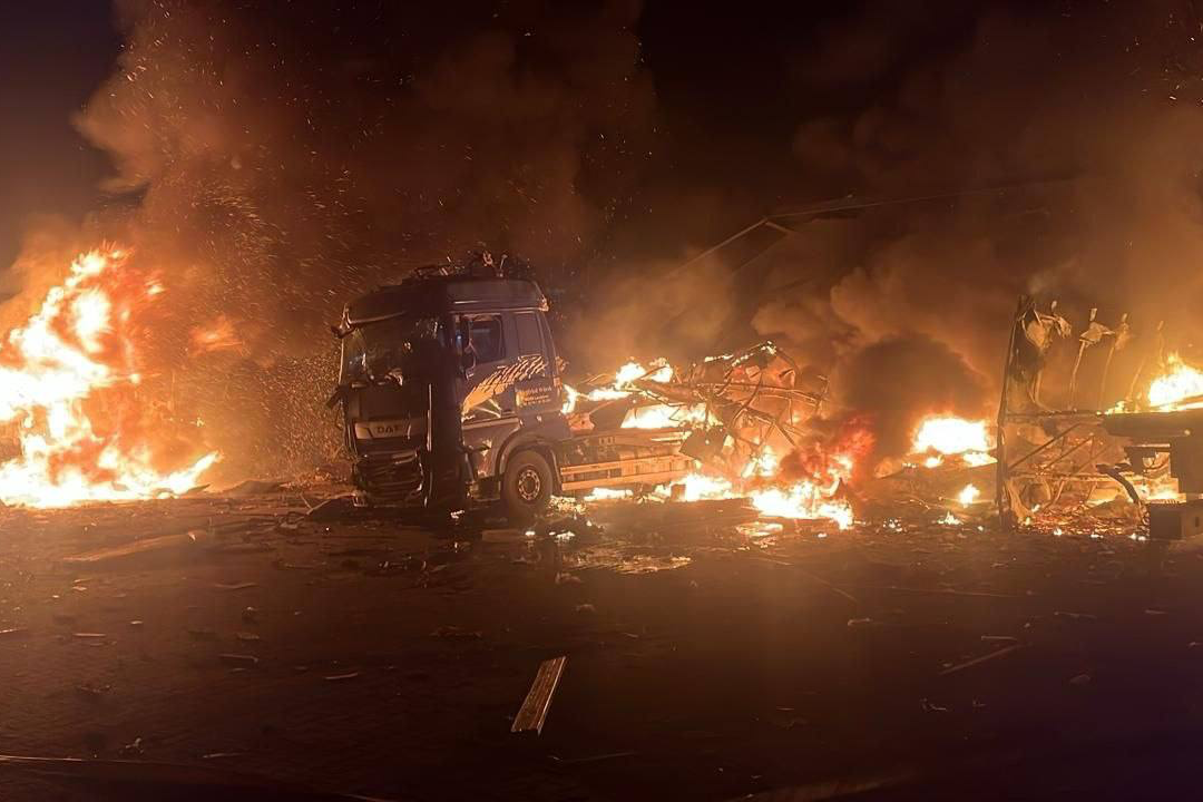 Росіяни знищили депо «Нової пошти» під Києвом і повторно вдарили під час гасіння (фото)