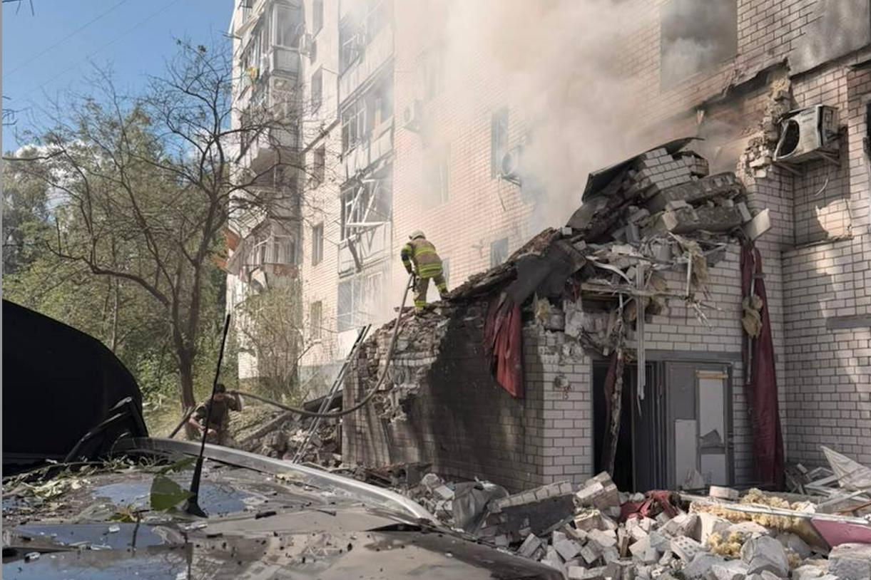 Російський дрон влучив у багатоповерхівку в центрі Чернігова: постраждали восьмеро людей