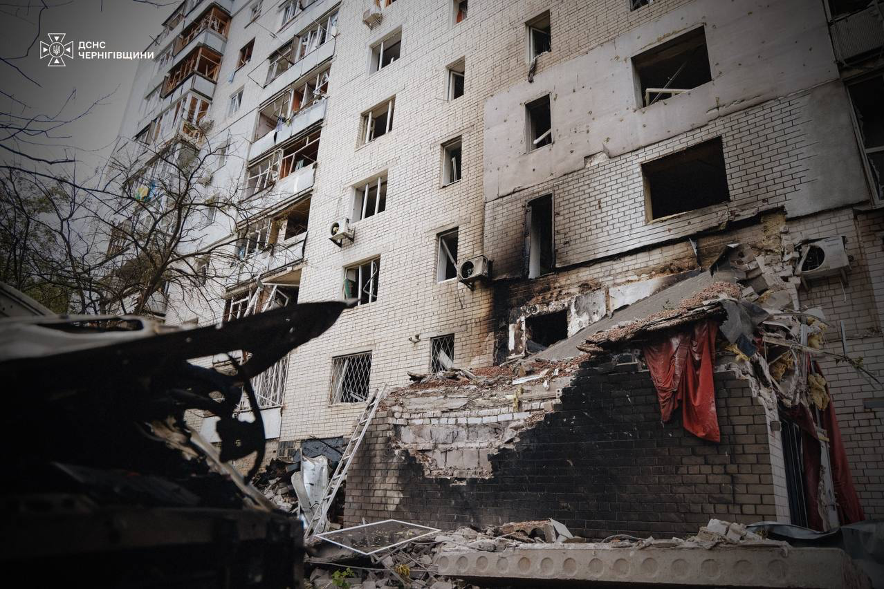 Російський дрон влучив у багатоповерхівку в центрі Чернігова: постраждали вісімнадцять людей