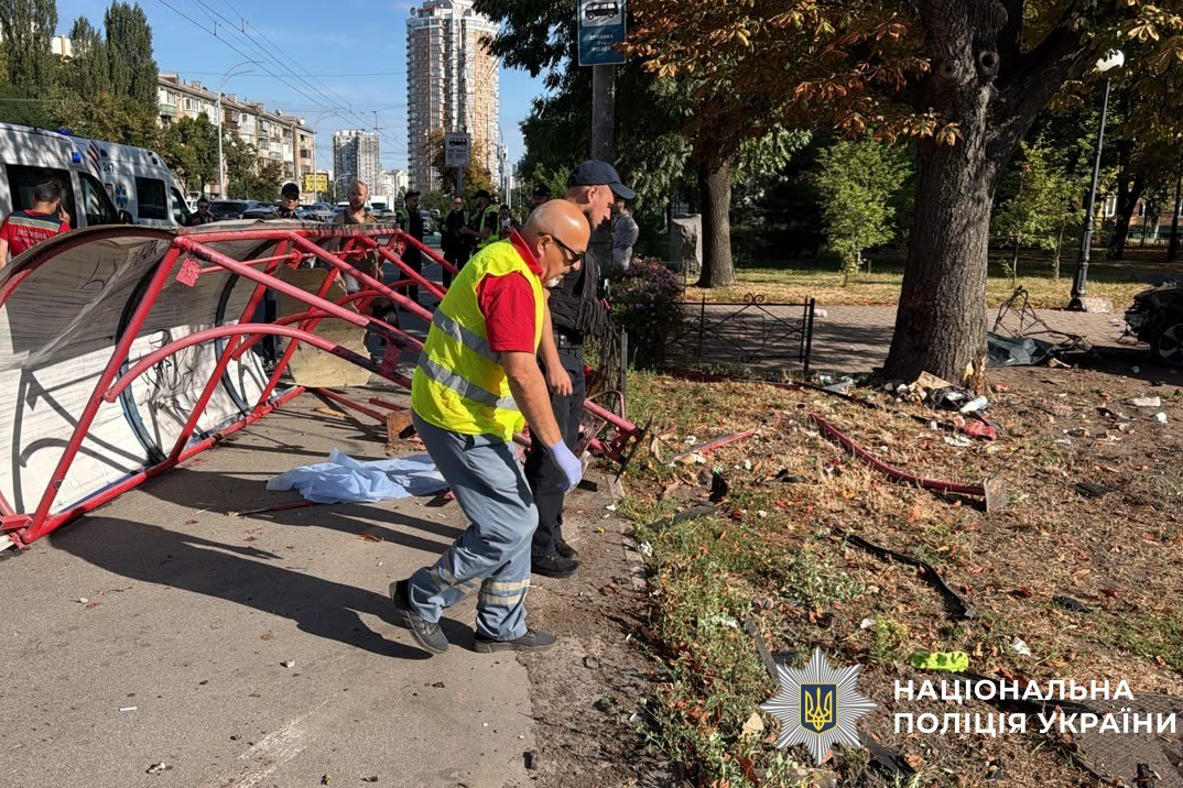 Двоє загиблих і четверо постраждалих: МВС показало момент смертельної ДТП у Києві