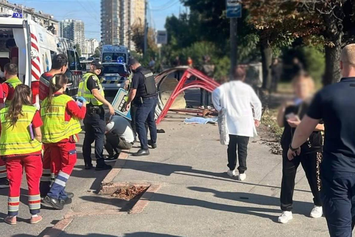 У Києві Volkswagen зіткнувся з маршруткою та влетів у зупинку: є загиблі й постраждалі