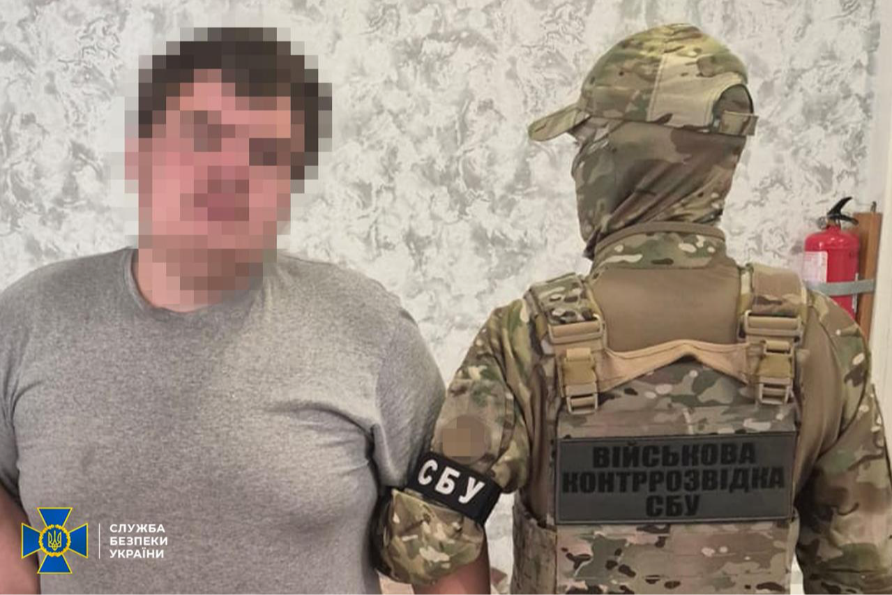 Наводив удари рф по АЗС та «злив» розташування своєї частини: СБУ затримала військового «крота»
