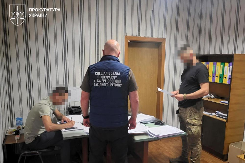 Військовим без участі у боях виплатили понад 16 млн грн «бойових»: посадовцю оголосили підозру