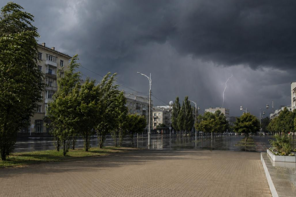 Від граду й шквалів до +37°: Укргідрометцентр дав прогноз до Дня Незалежності