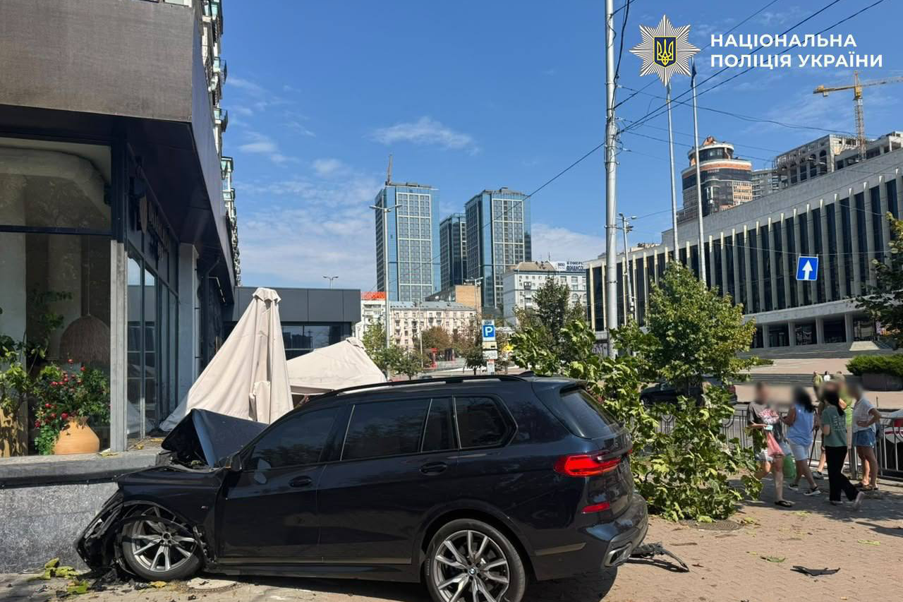 У Києві BMW після зіткнення влетів на літню терасу ресторану й перекинувся: є постраждалий