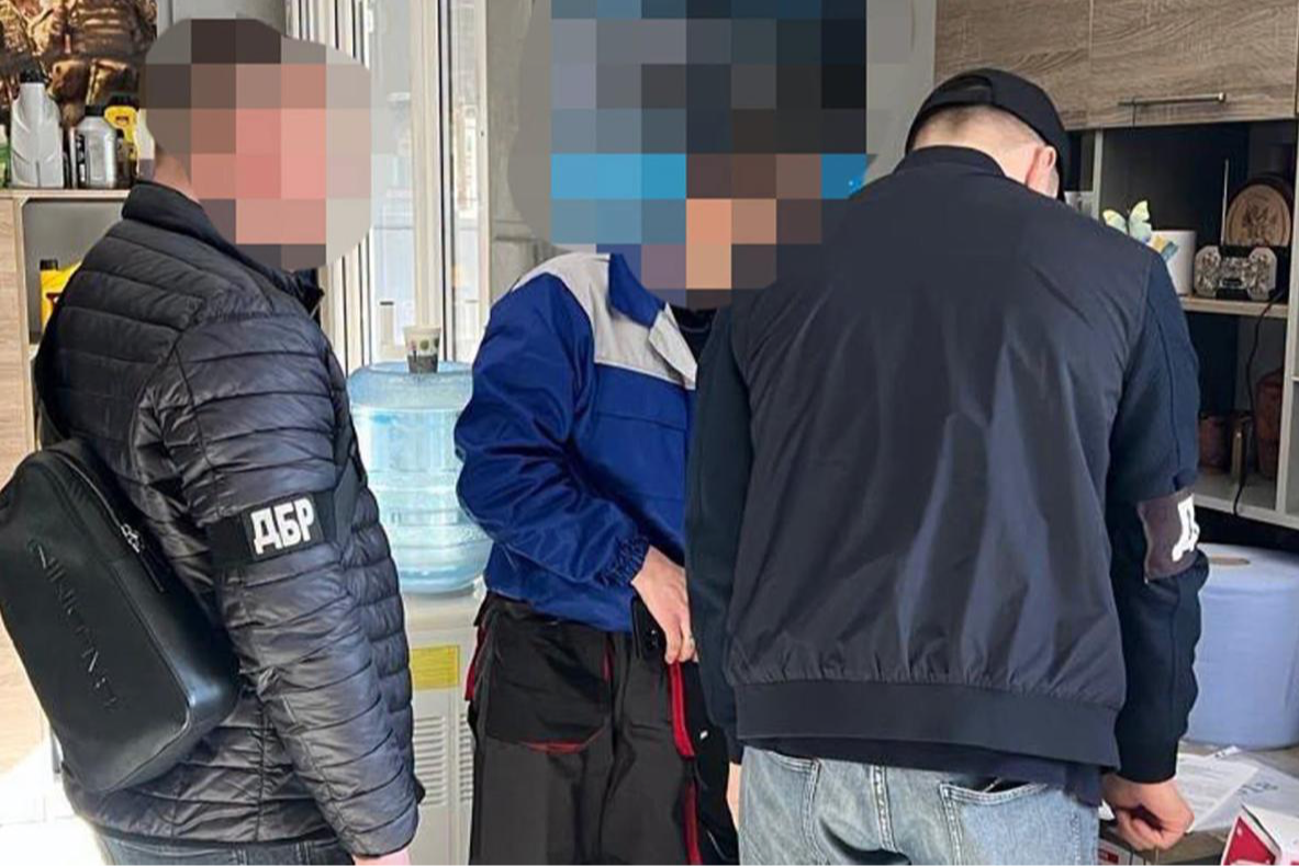 Четверо військових майже три роки працювали на СТО замість служби: командира судитимуть