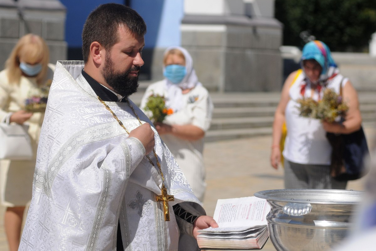 Батюшка зайшов до чату. Православна церква України запустила мобільний додаток