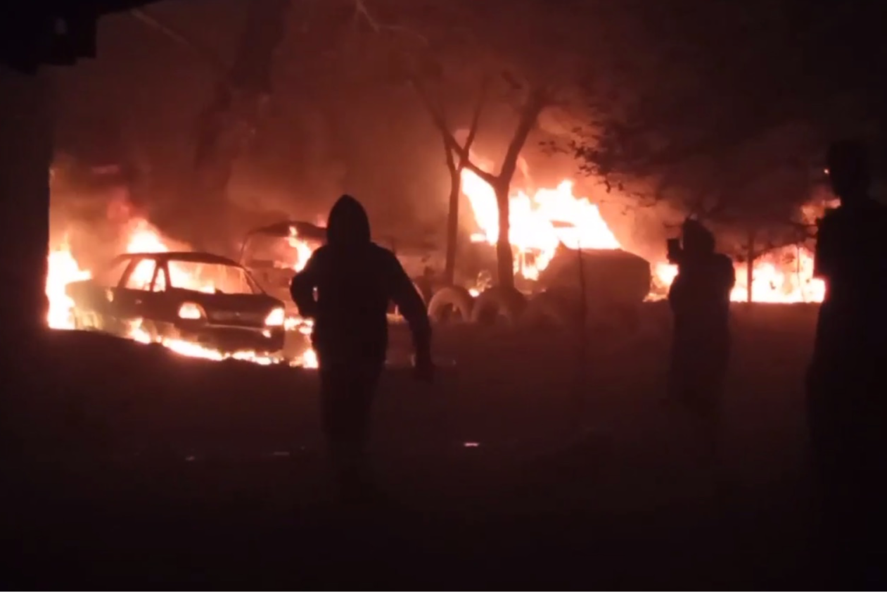 Окупанти обстріляли багатоповерхівку в Миколаєві: під завалами люди (відео)