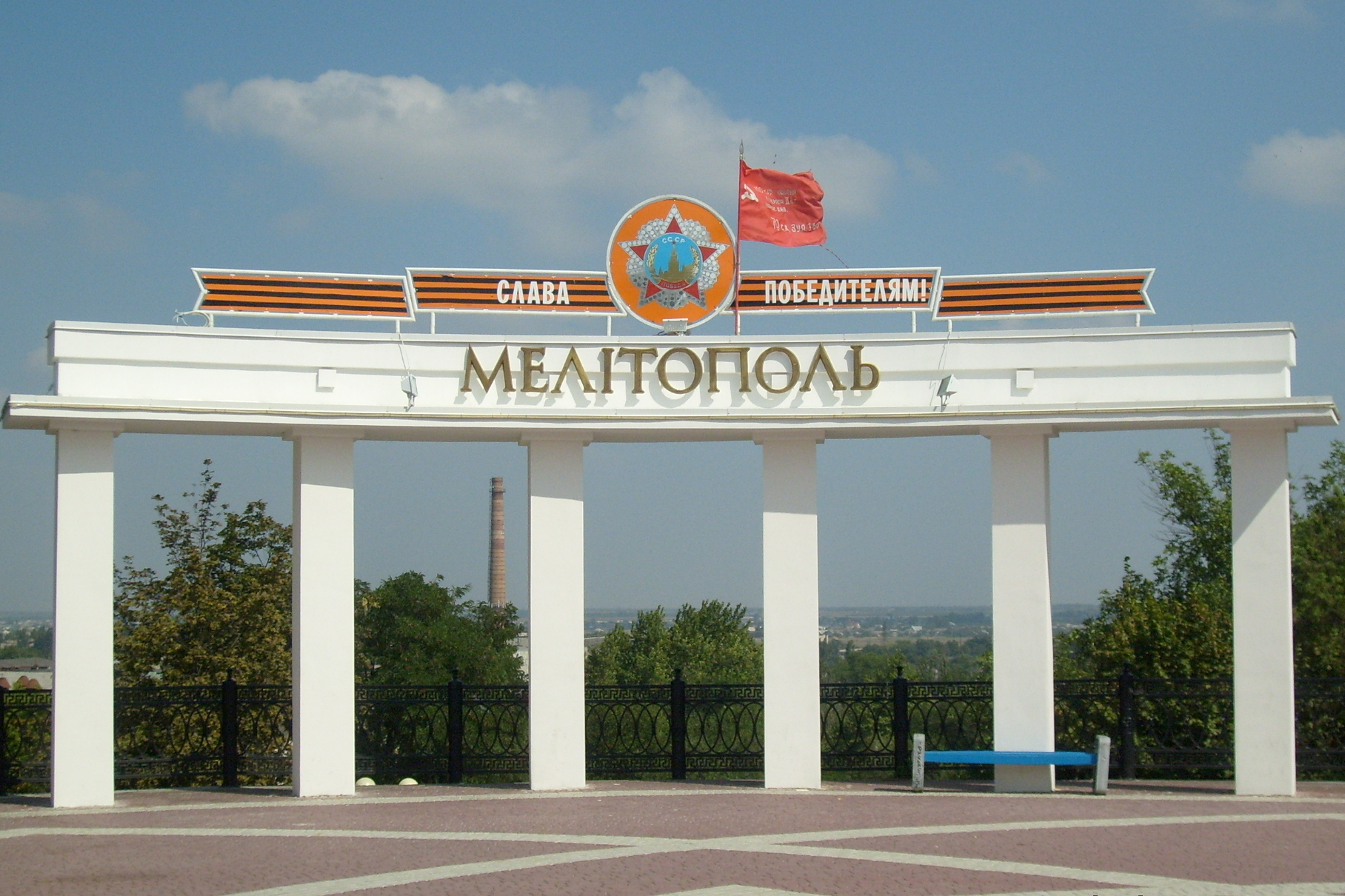 Окупанти завезли до Мелітополя 500 вчителів з рф за «безкоштовне жило»