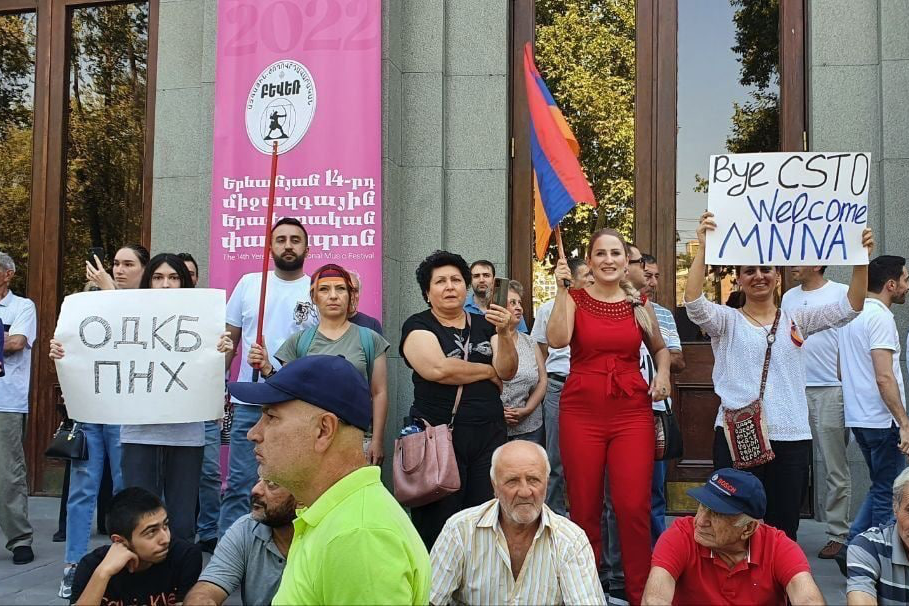 У Вірменії проходить мітинг з вимогою вийти з ОДКБ (фото, відео)