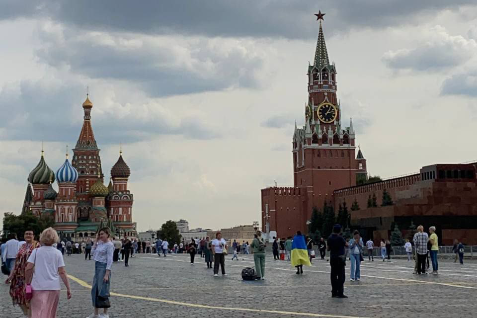 У Москві біля Кремля жінка загорнулась в український прапор
