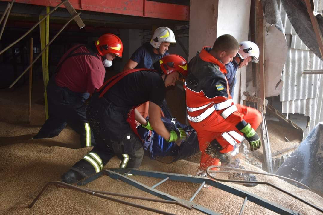 У Чернігові трьох людей засипало зерном, вони загинули (фото)