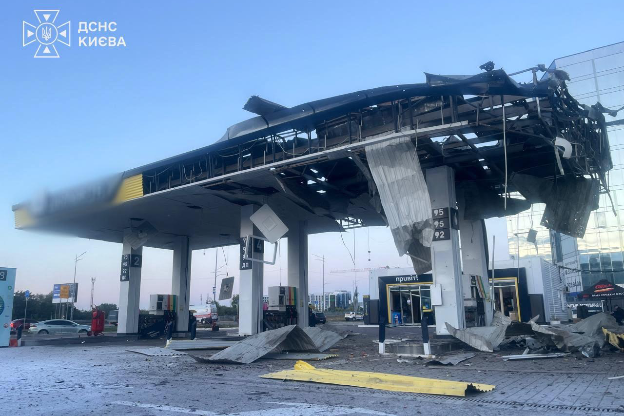 Росіяни вдарили дронами по двох АЗС у Києві: є загиблий та постраждалі