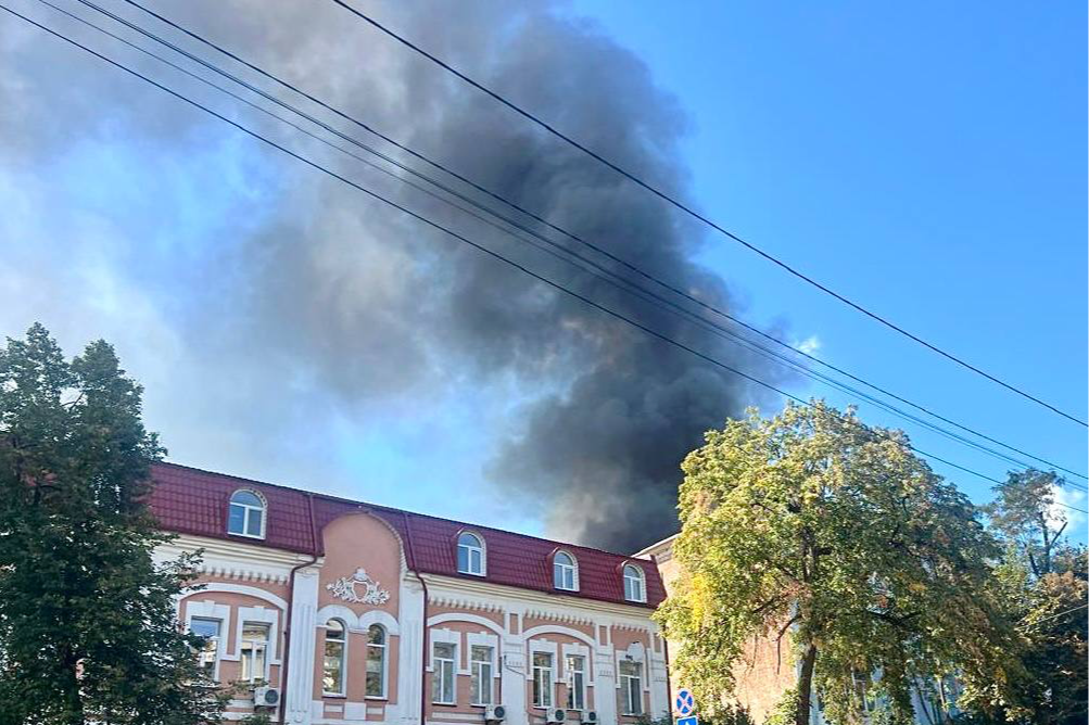 У центрі Києва дрон влучив у житловий будинок: спалахнула пожежа