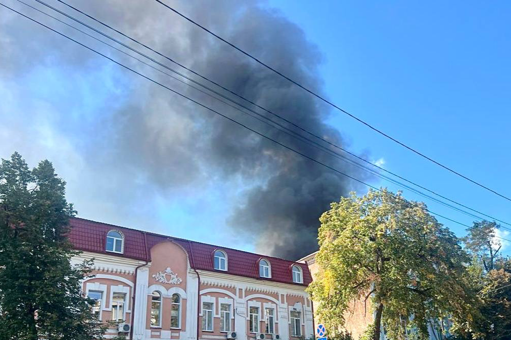 У центрі Києва дрон влучив у житловий будинок: є постраждалі