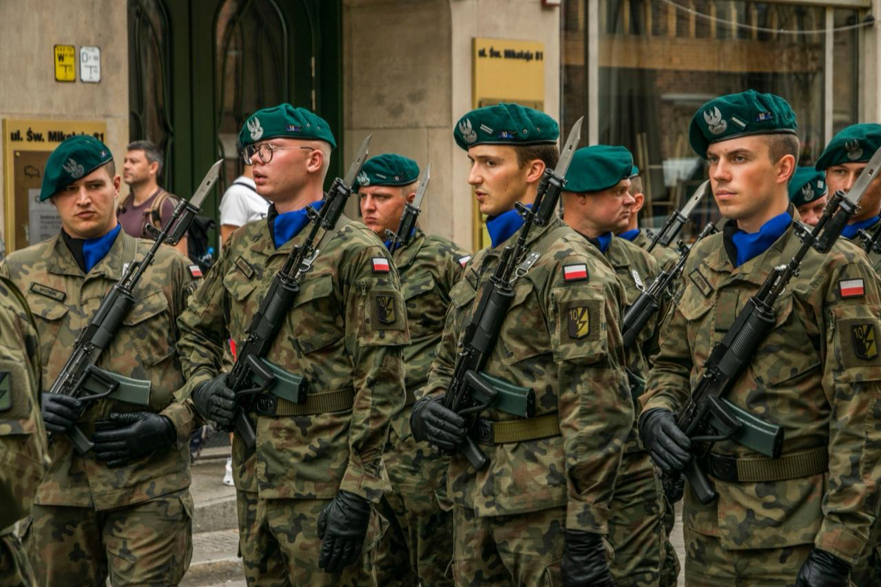 Поляки почали масово отримувати мобілізаційні картки: що це означає
