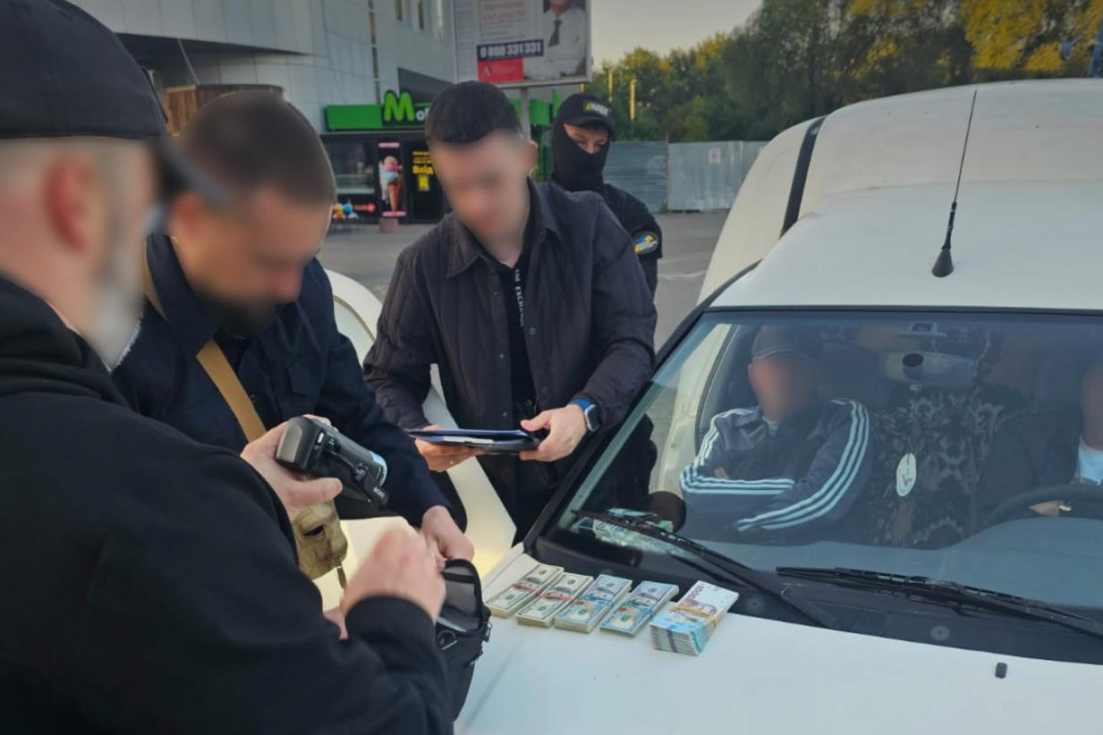 €75 тис. хабарів і «відкат» 11,5%: НАБУ викрило схему у податковій на Тернопільщин
