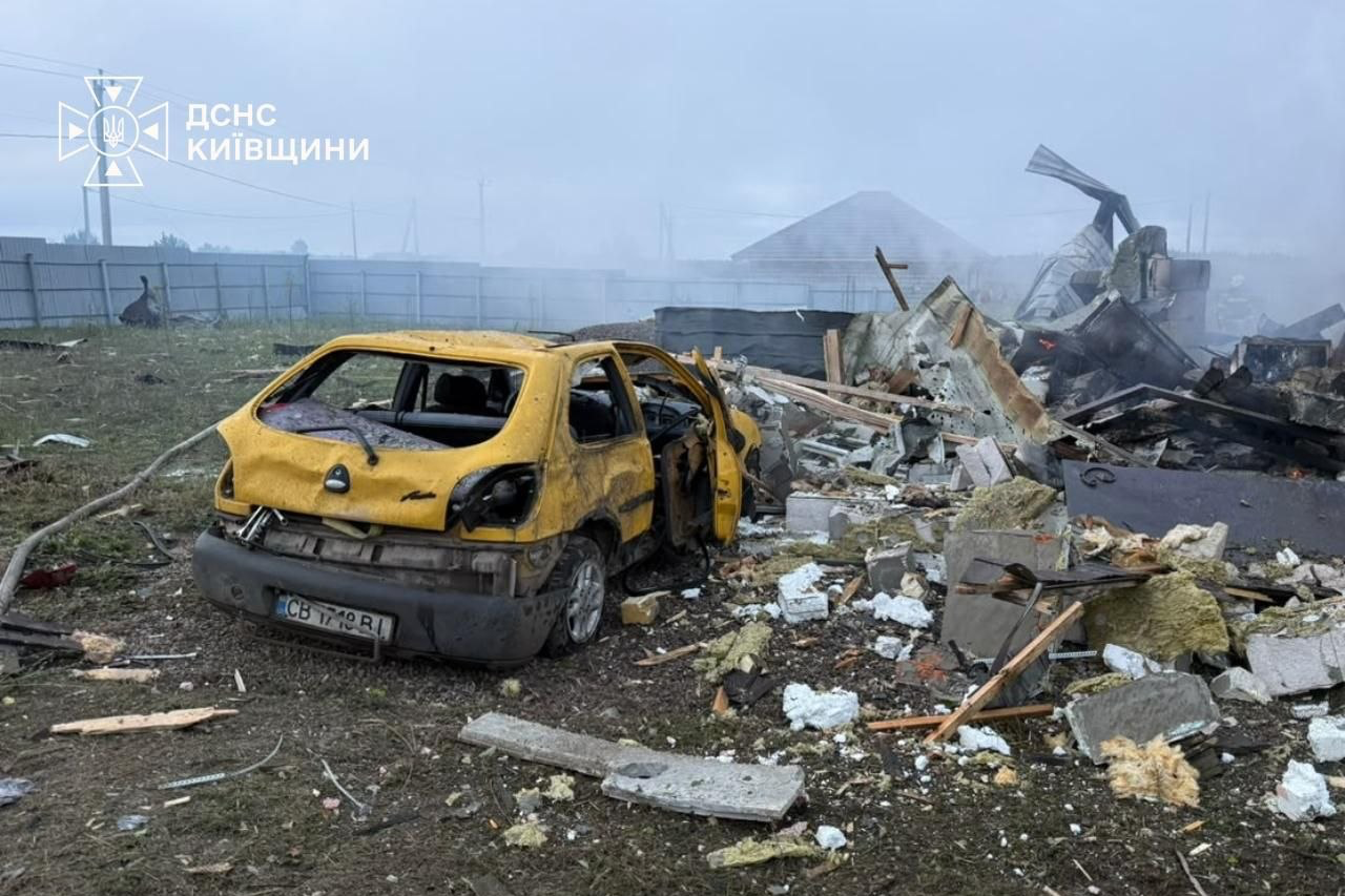 Російський дрон зруйнував будинок на Київщині: постраждала родина з трьома дітьми