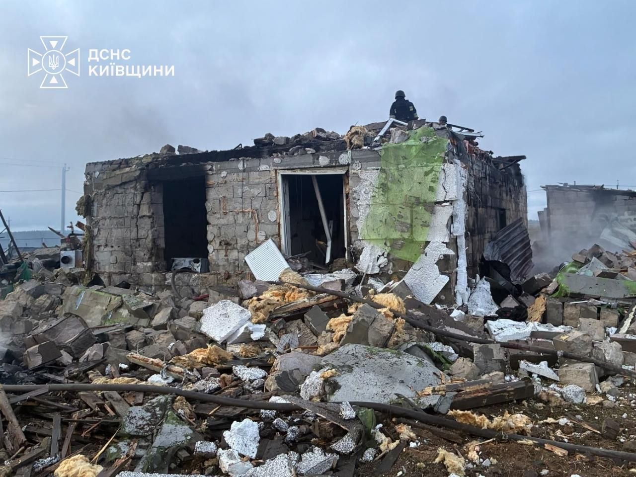 Російський дрон зруйнував будинок на Київщині: постраждала родина з трьома дітьми