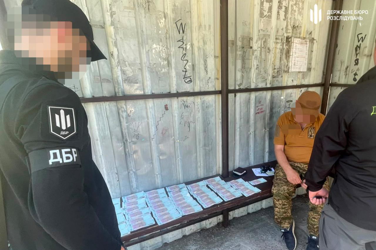 Погрожував відправити бійця на передову за відмову платити: справу командира передали до суду — відео