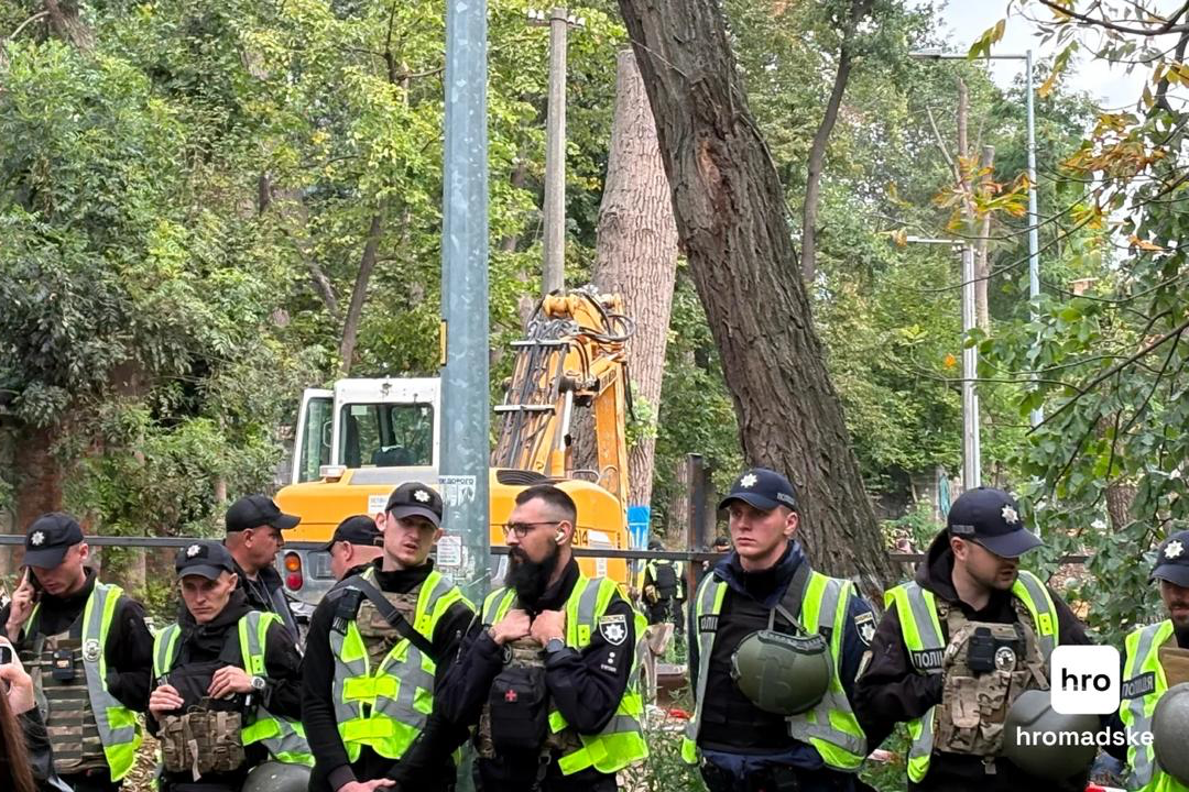 На Теремках знову запрацювала техніка: будівництво теплотраси охороняють понад 50 поліціянтів