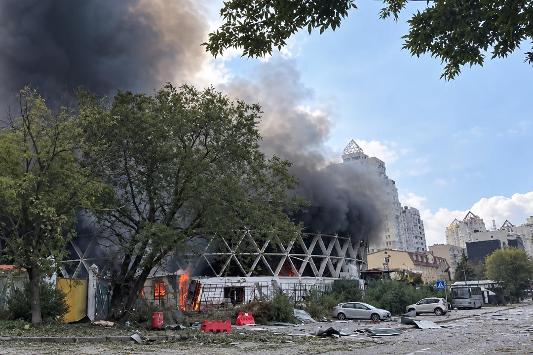 Після прильоту в Києві палає ринок «Шайба»: Росія продовжує атаку реактивними дронами