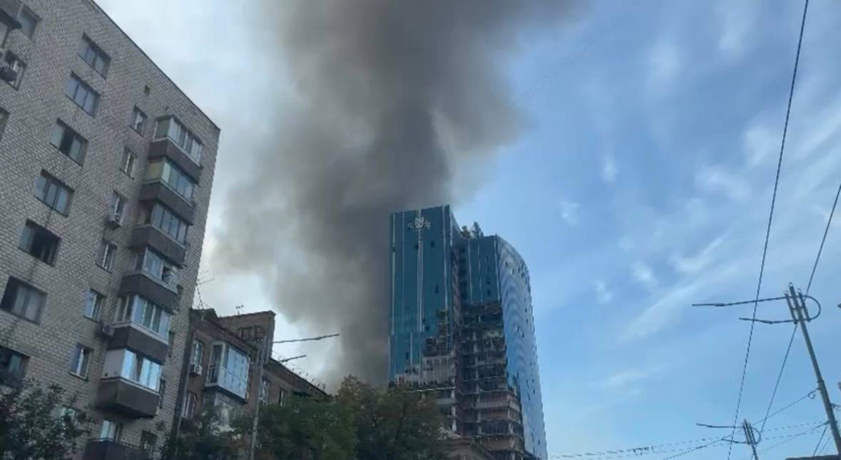 Після прильоту в Києві палає ринок «Шайба»: Росія продовжує атаку реактивними дронами