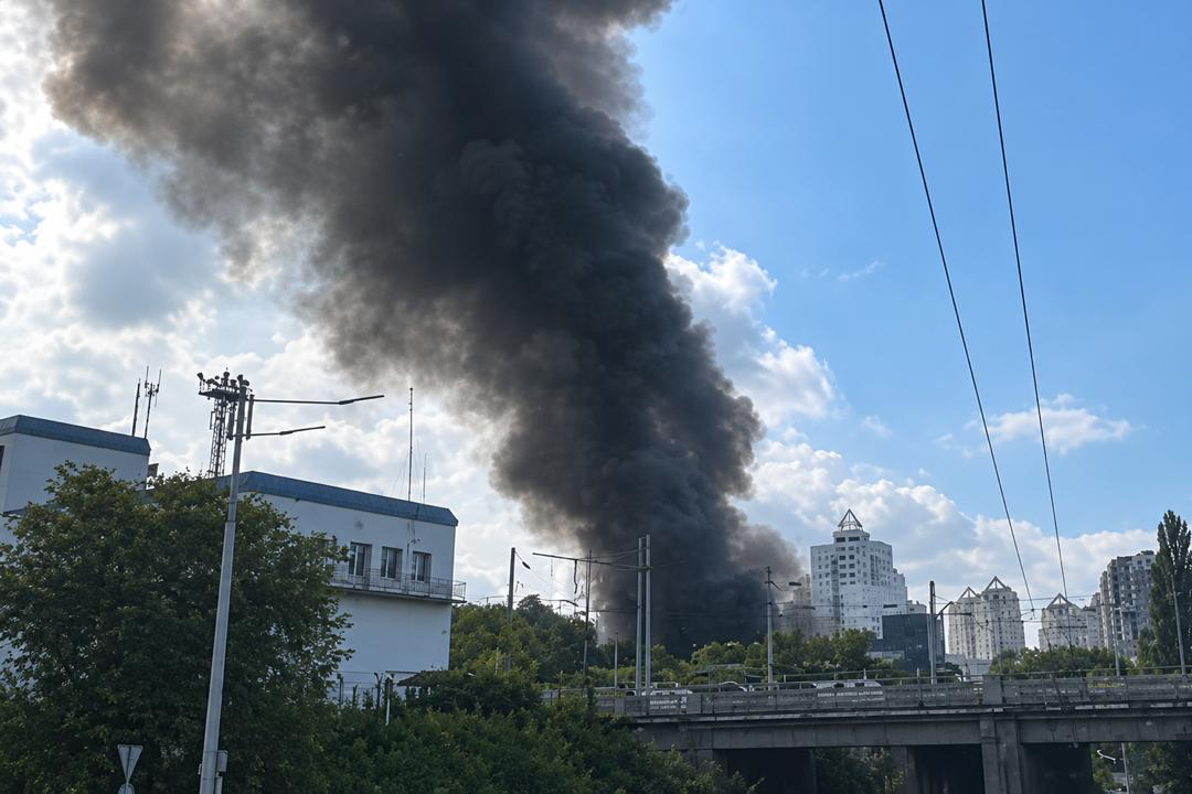 Росія знову б'є по залізниці у Києві: є поранений, пасажирів попередили про небезпеку