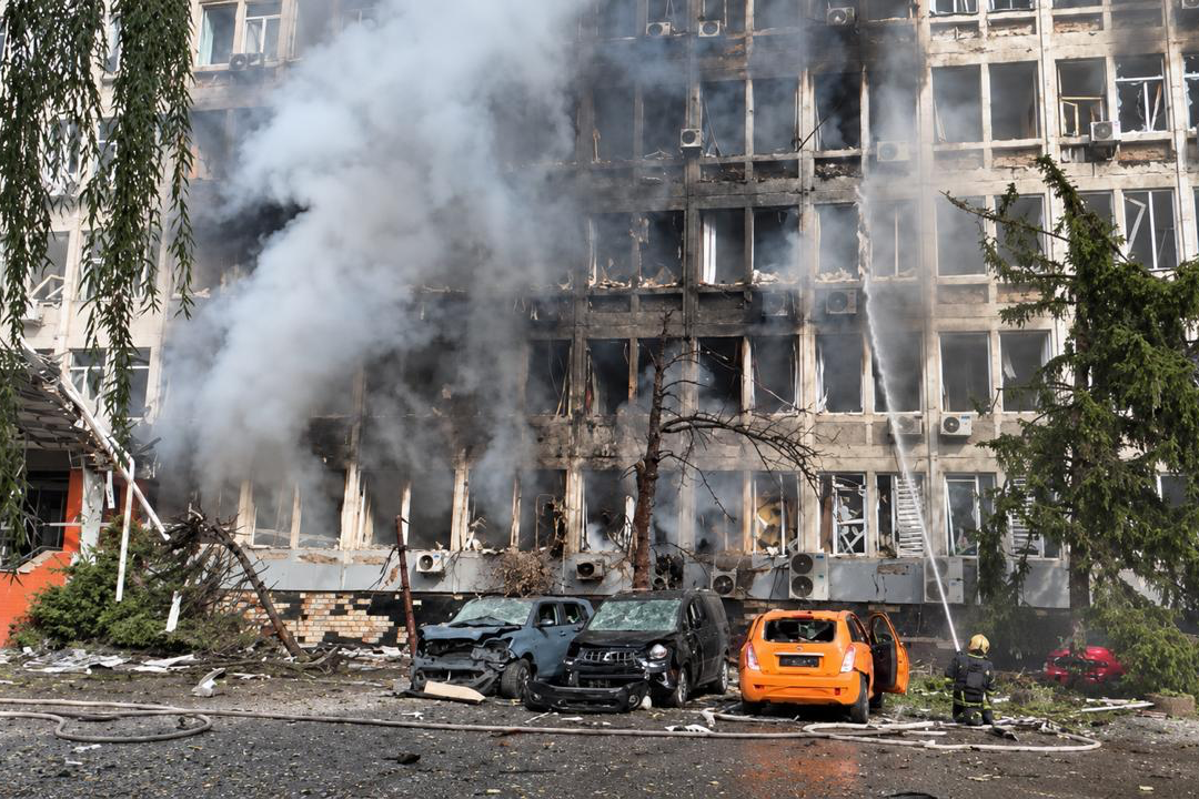 Російський дрон влучив у бізнес-центр у Києві: під завалами знайшли загиблого